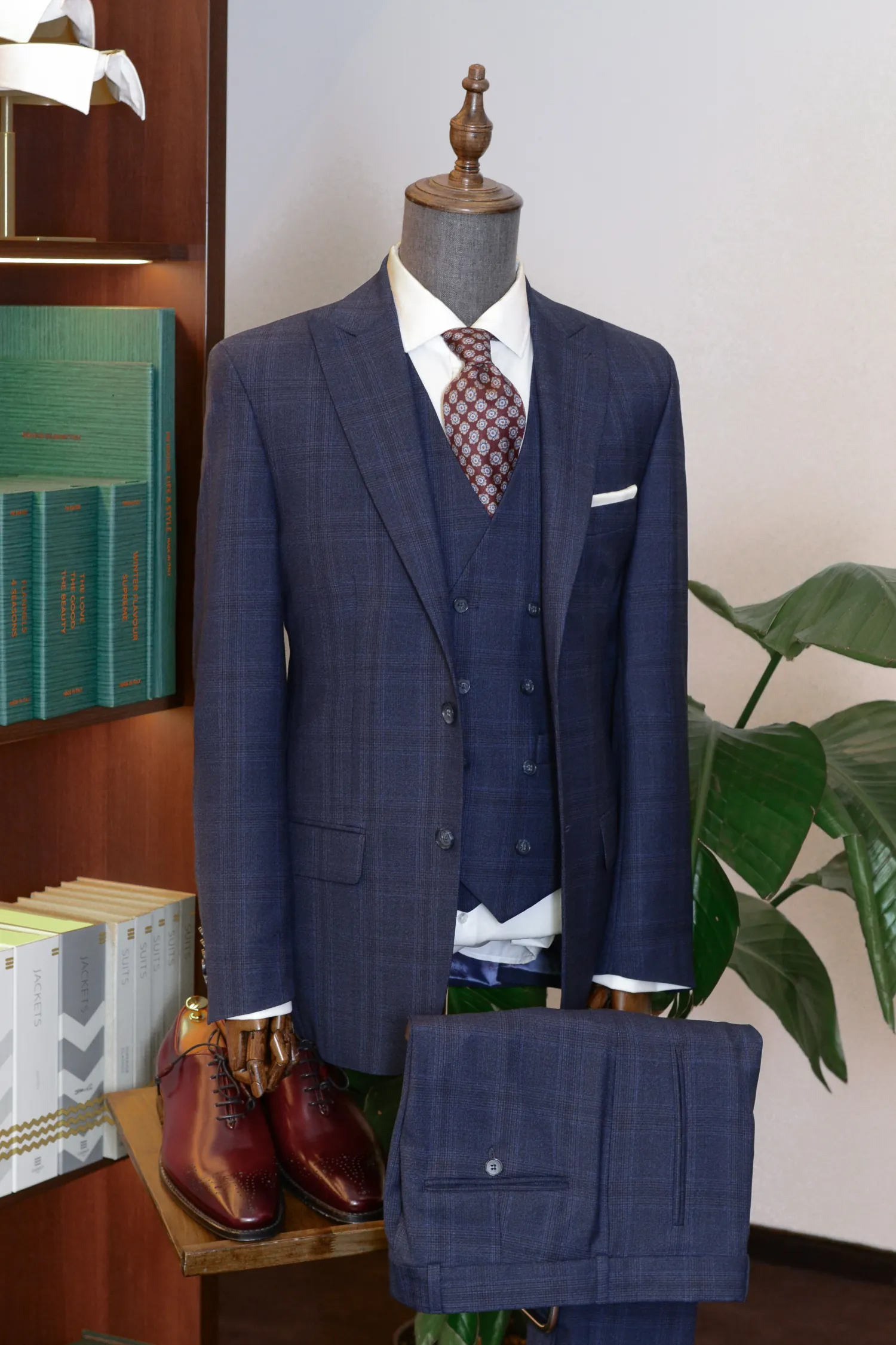 granatowy_garnitur_delikatna_krata_drago_super130s_André_Grand