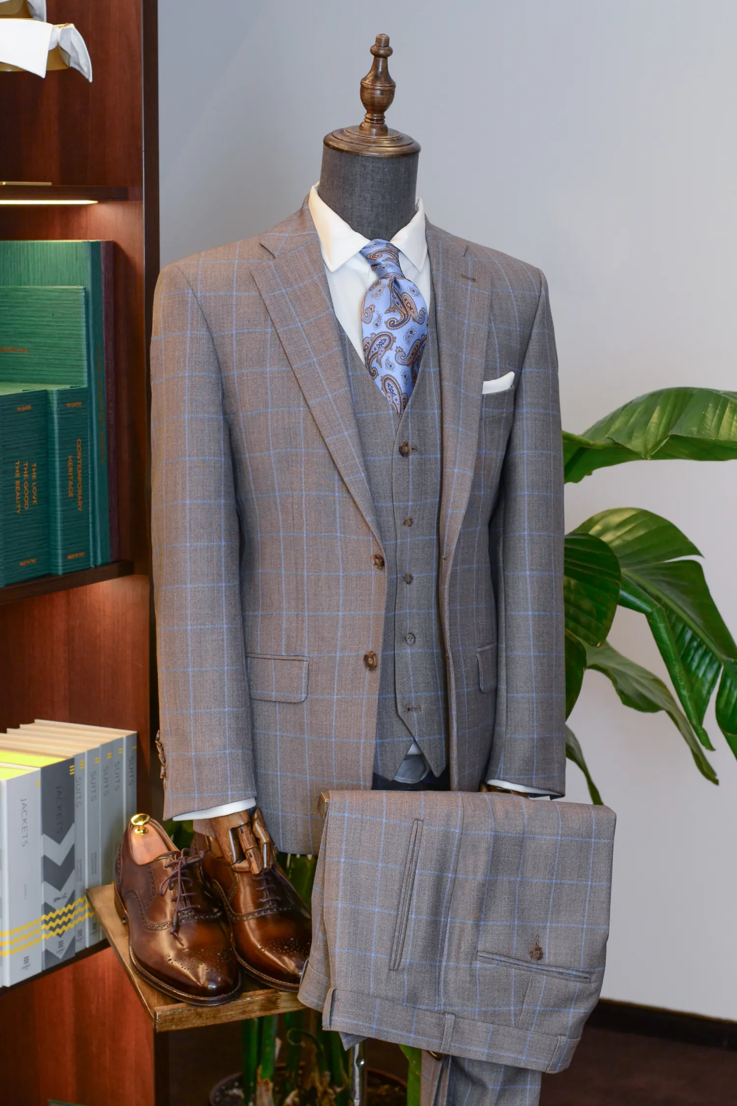 garnitur_szaro_bezowa_krata_blekit_drago_ready_to_wear_André_Grand