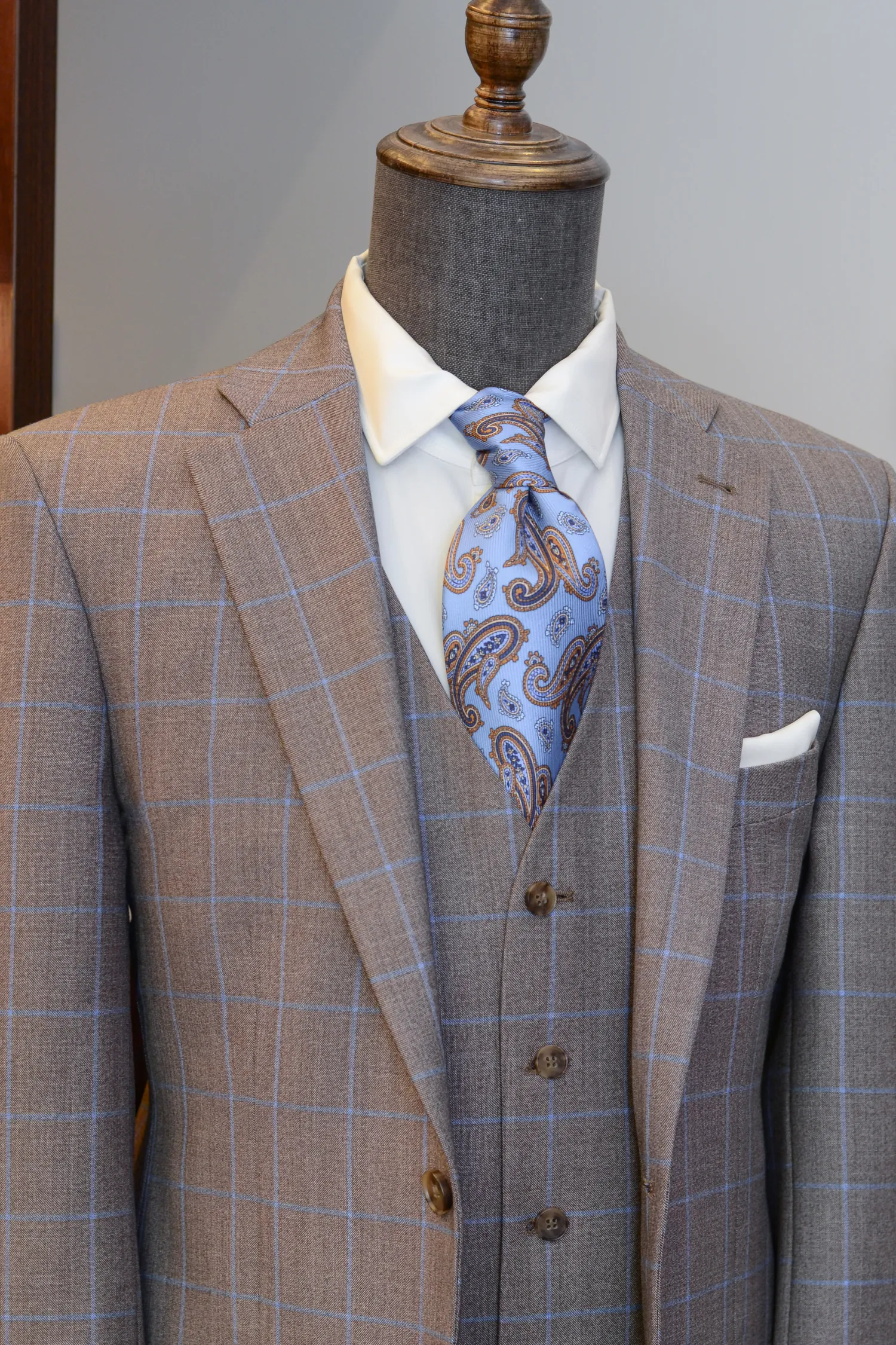 garnitur_szaro_bezowa_krata_blekit_drago_ready_to_wear_André_Grand