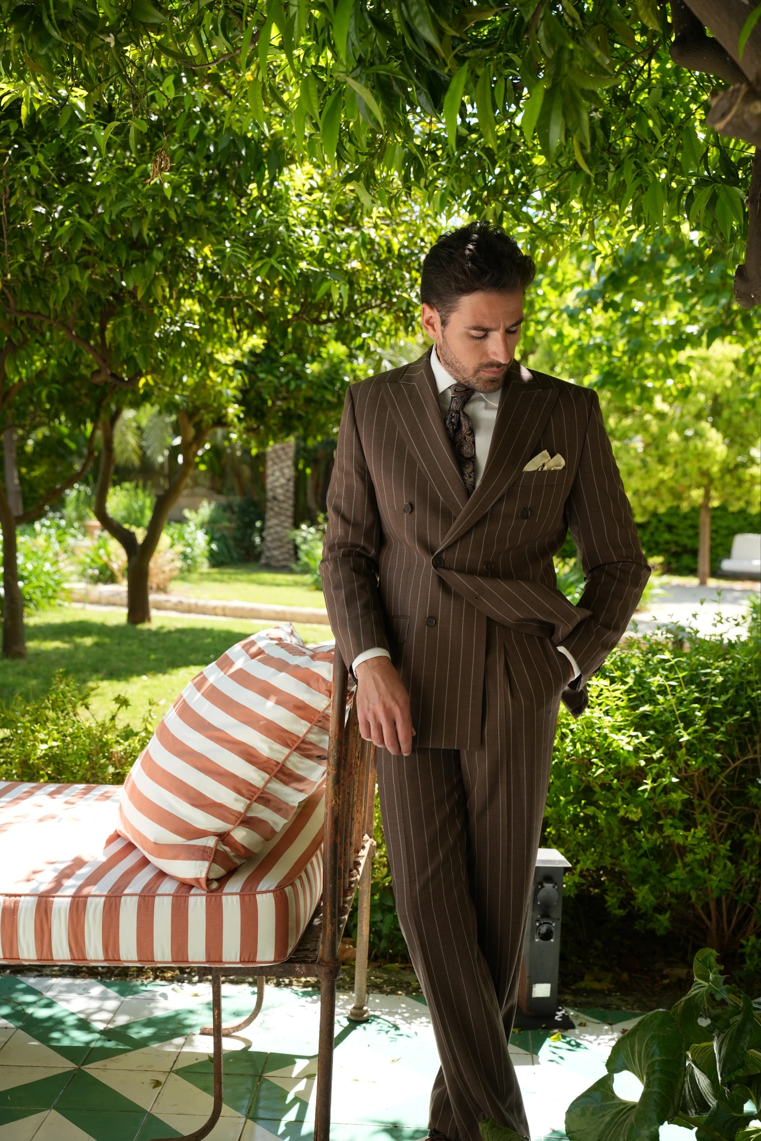 Brązowy dwurzędowy garnitur w prążek André Grand Ready to Wear