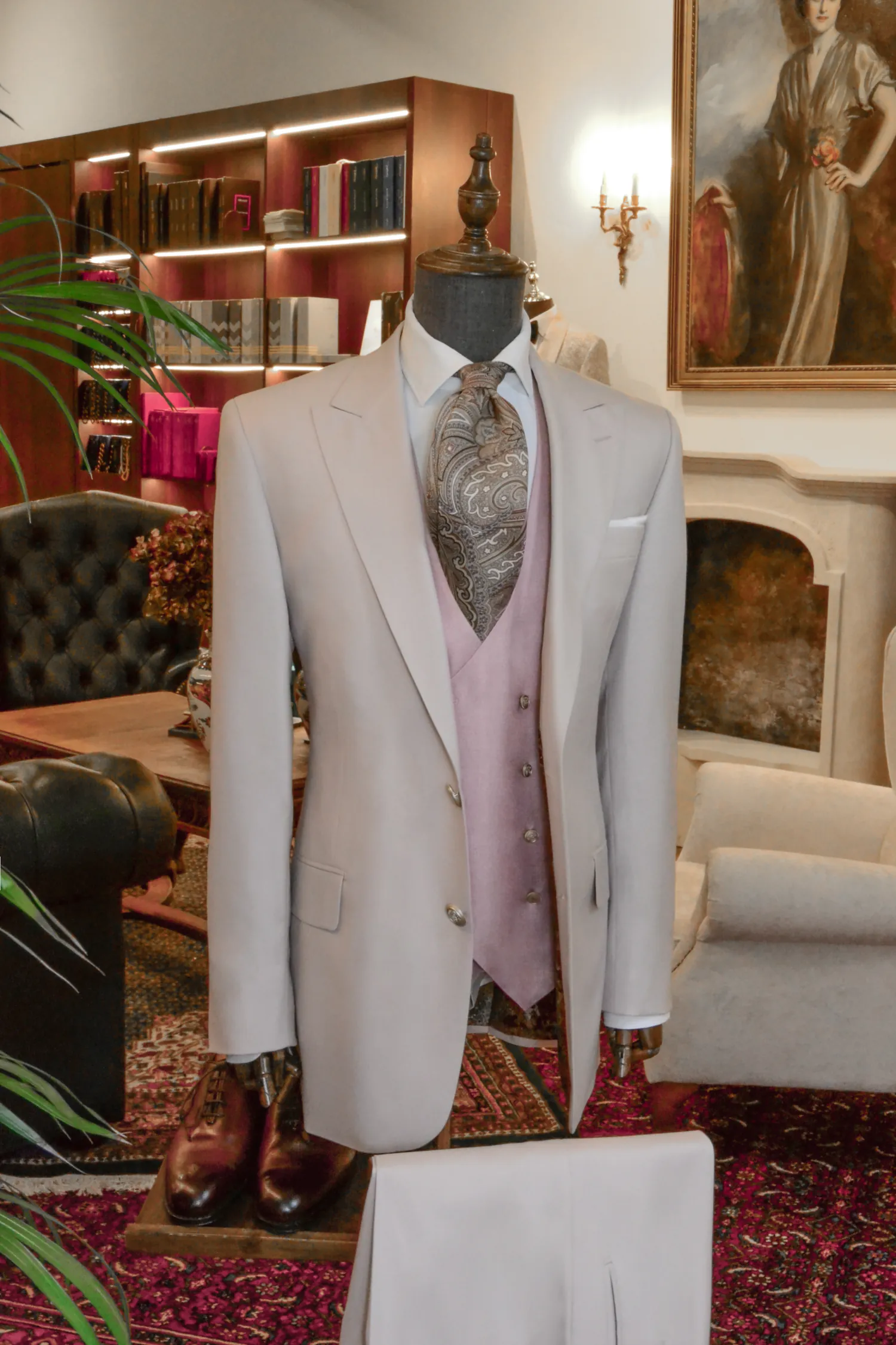 kremowy_garnitur_Fratteli_Tallia_di_Delfino_kamizelka_jedwab_pudrowy_róż_André_Grand_Kraków_Warszawa_Katowice