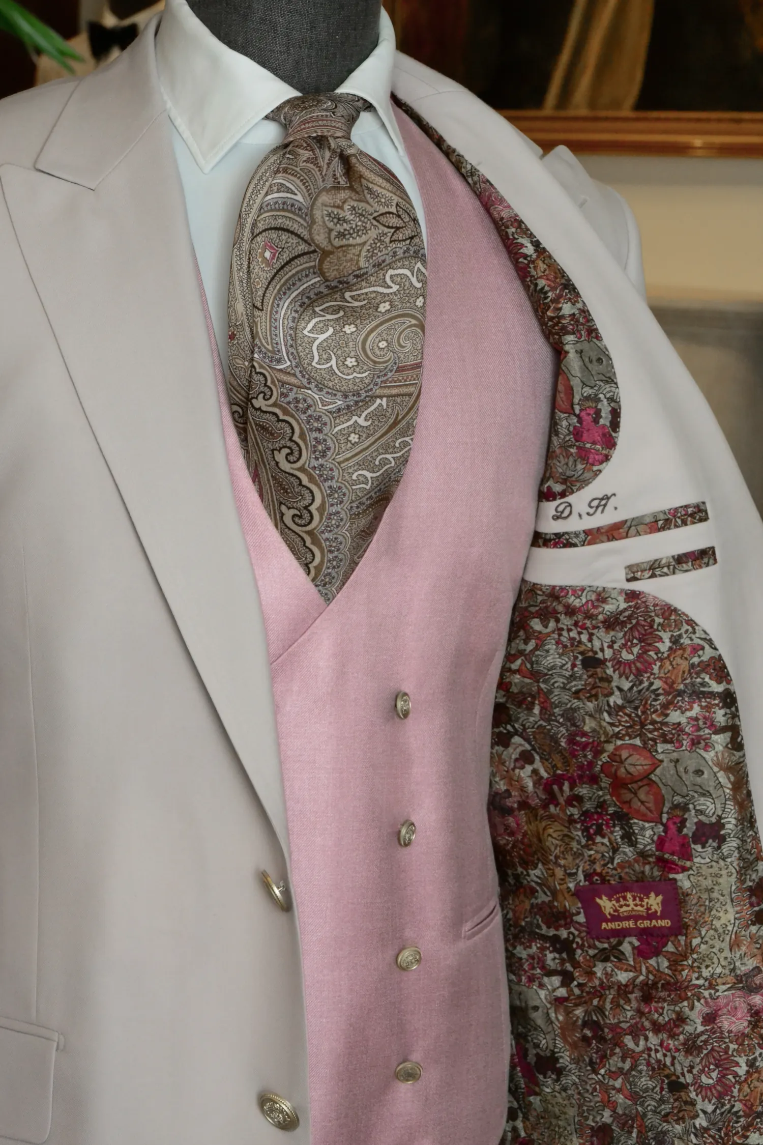 kremowy_garnitur_Fratteli_Tallia_di_Delfino_kamizelka_jedwab_pudrowy_róż_André_Grand_Kraków_Warszawa_Katowice