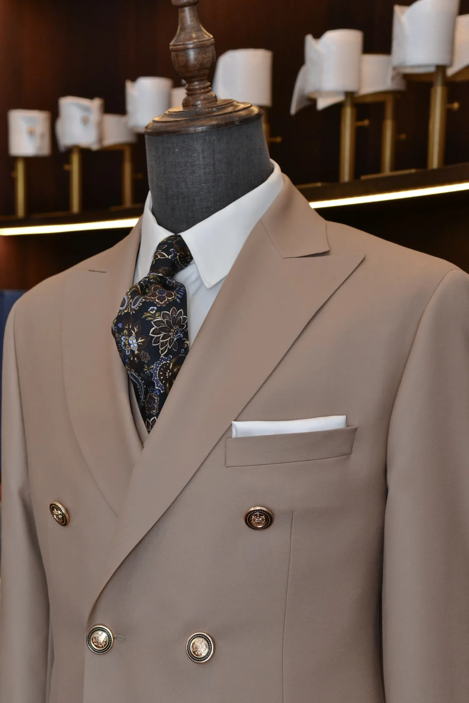 dwurzędowy_garnitur_beżowy_złote_guziki_Fratteli_Tallia_di_Delfino_André_Grand_Kraków_Warszawa_Katowice