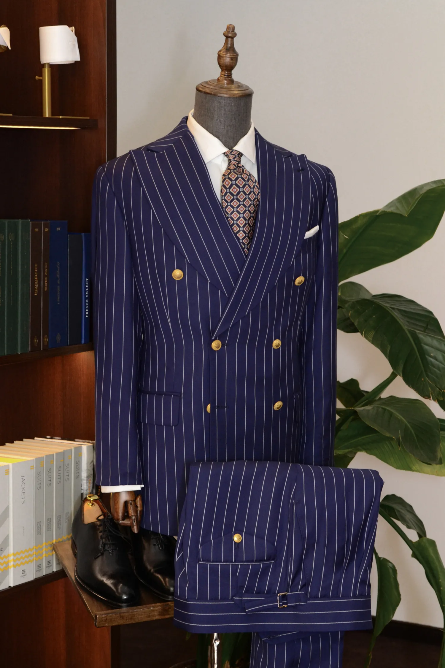 power_suit_dwurzędowy_złote_guziki_Ariston_szeroka_klapa_André_Grand_Kraków_Warszawa_Katowice