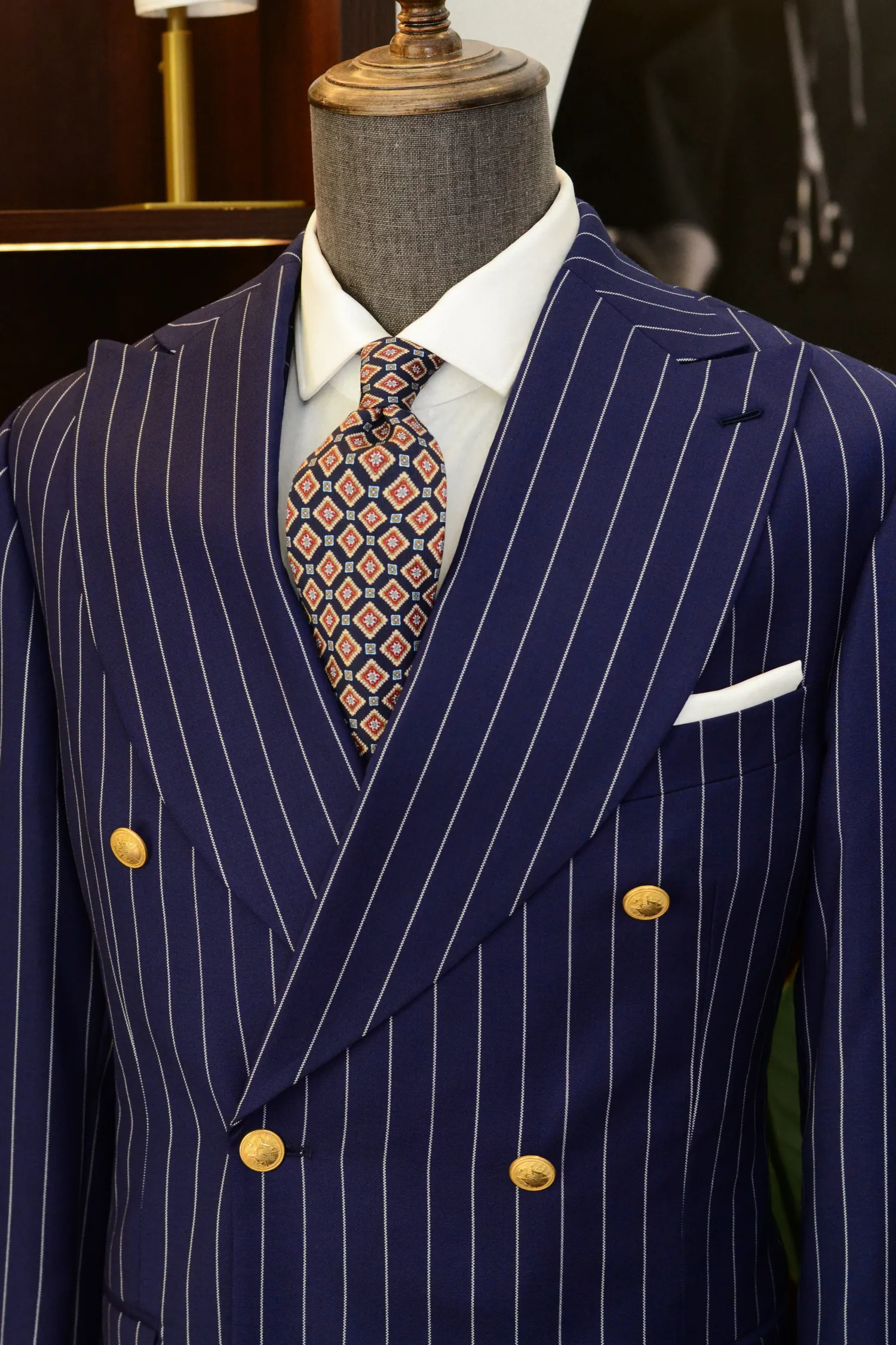 power_suit_dwurzędowy_złote_guziki_Ariston_szeroka_klapa_André_Grand_Kraków_Warszawa_Katowice