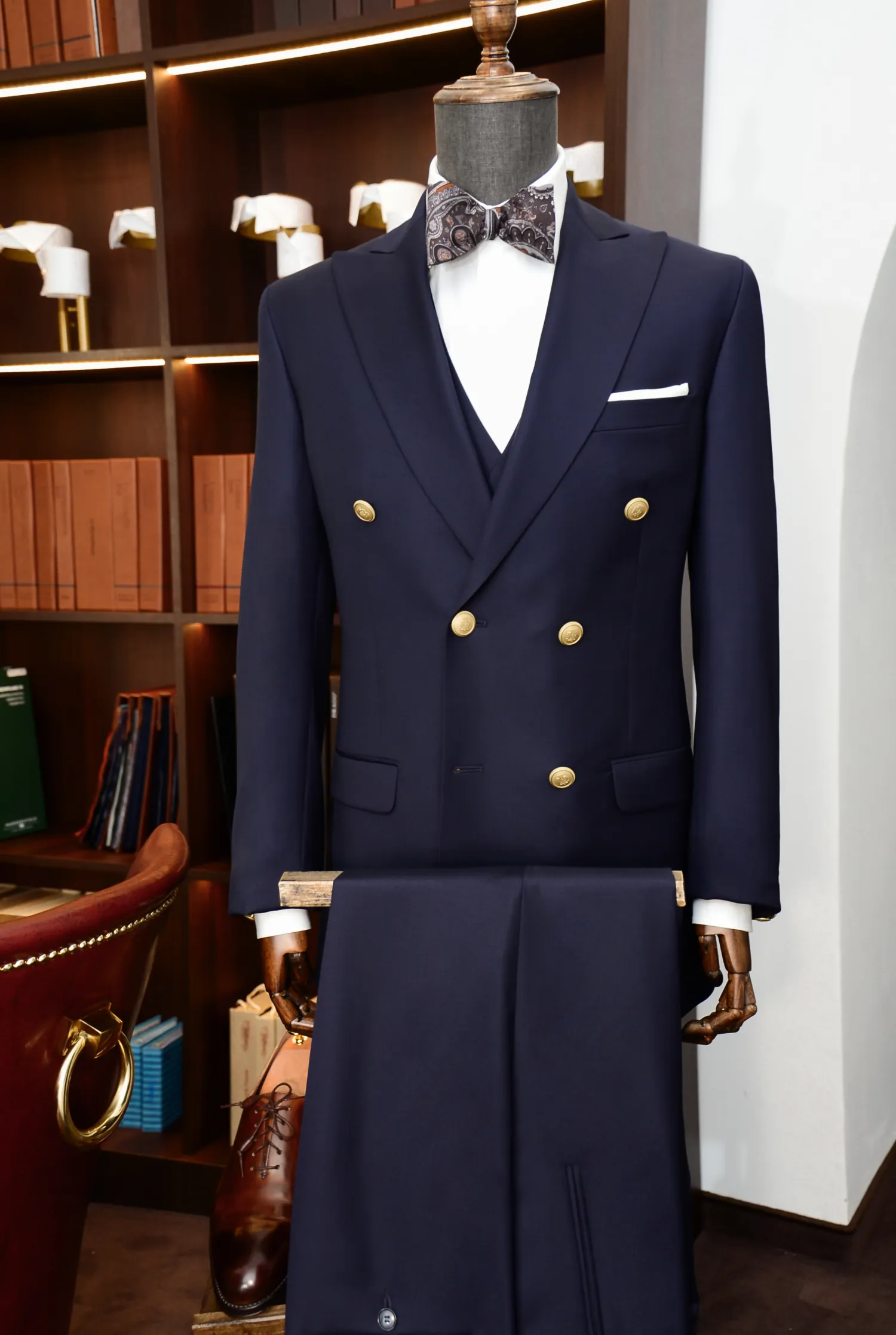 dwurzędowy_garnitur_Dormeuil_złote_guziki_ikoniczny_model_André_Grand_Kraków_Warszawa_Katowice