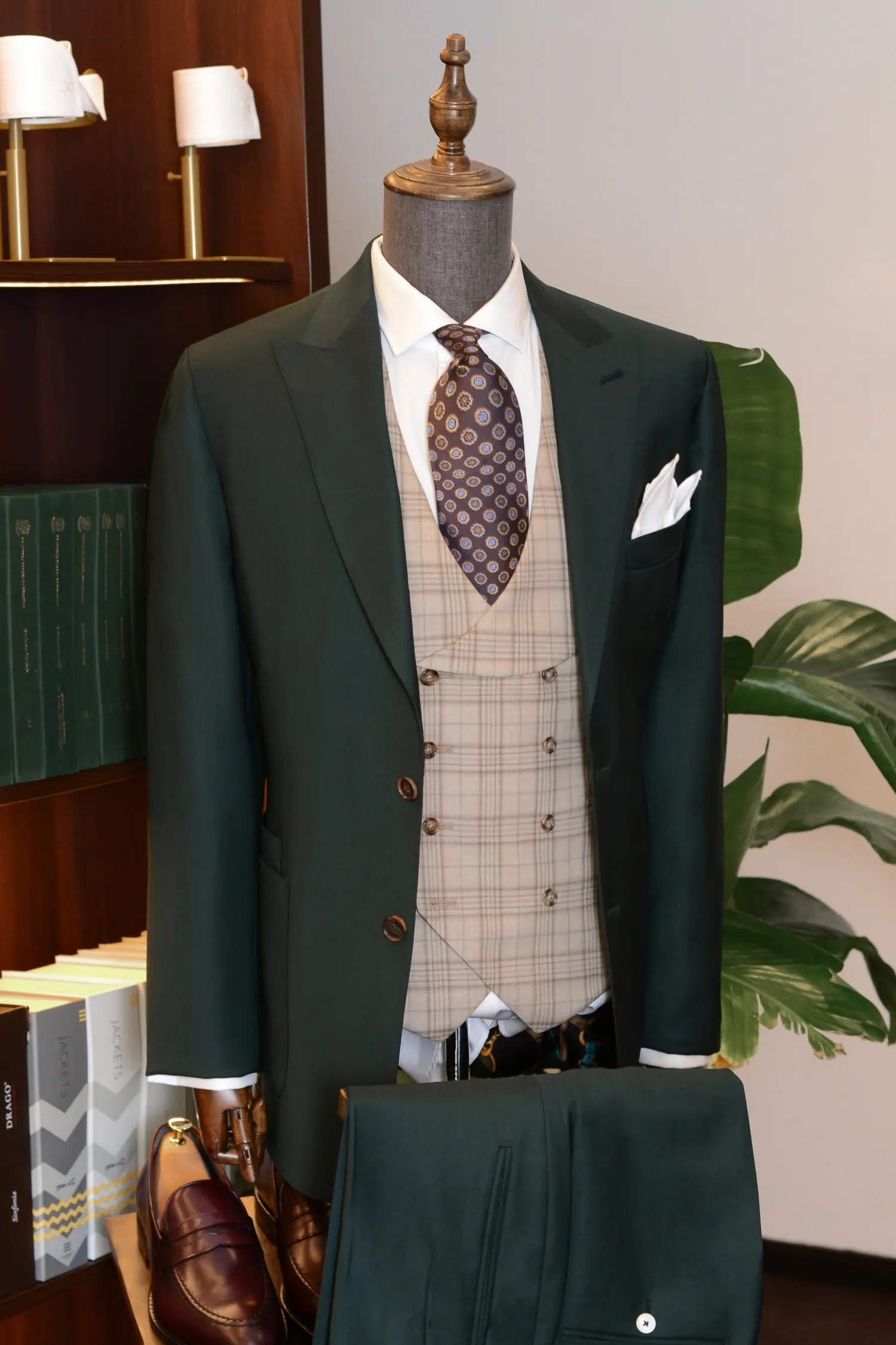 butelkowo_zielony_garnitur_Carnet_neapolitański_rękaw_kamizelka_André_Grand_Kraków_Warszawa_Katowice