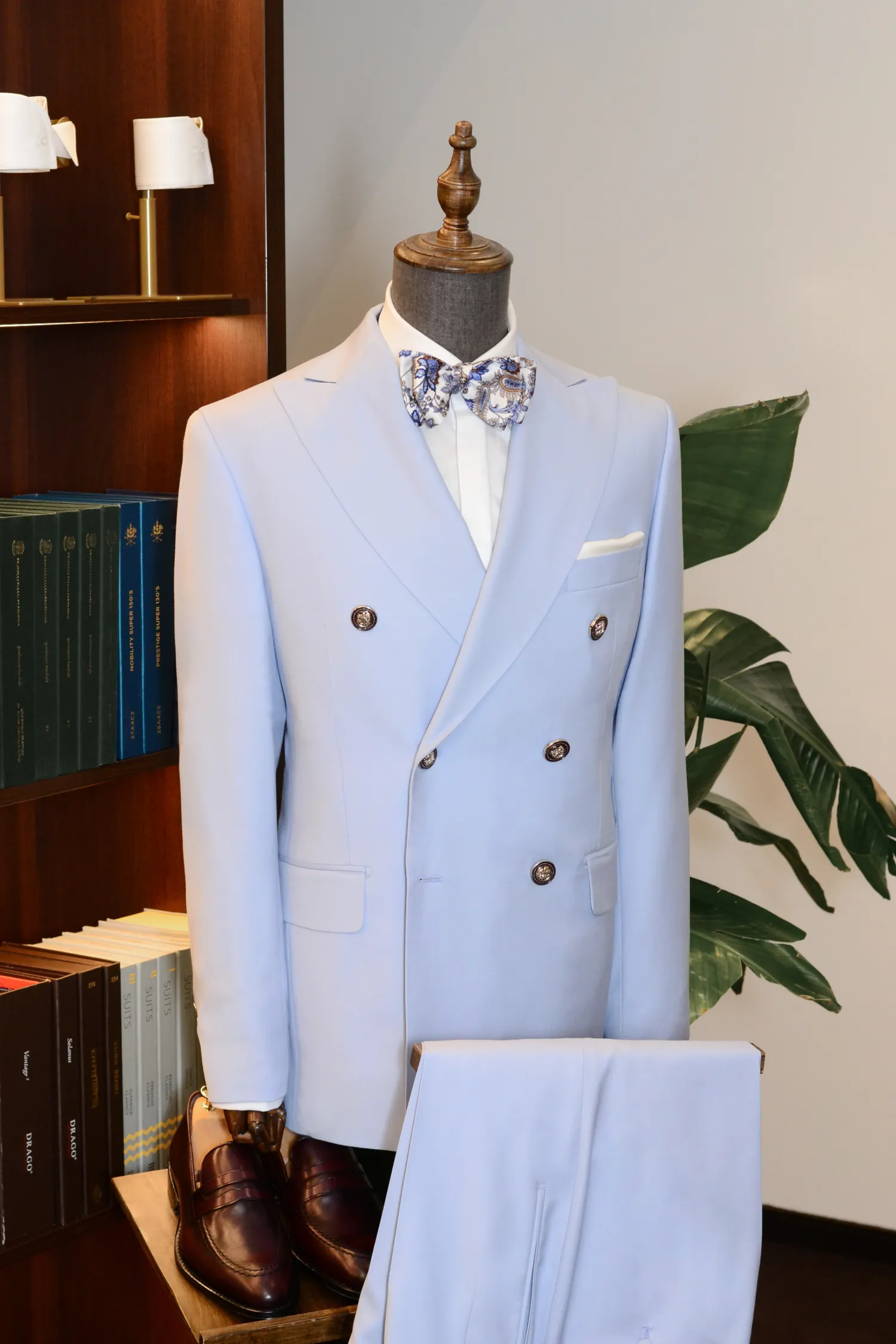 garnitur_baby_blue_dwurzędowy_srebrne_guziki_Fratteli_Tallia_di_Delfino_André_Grand_Kraków_Warszawa_Katowice