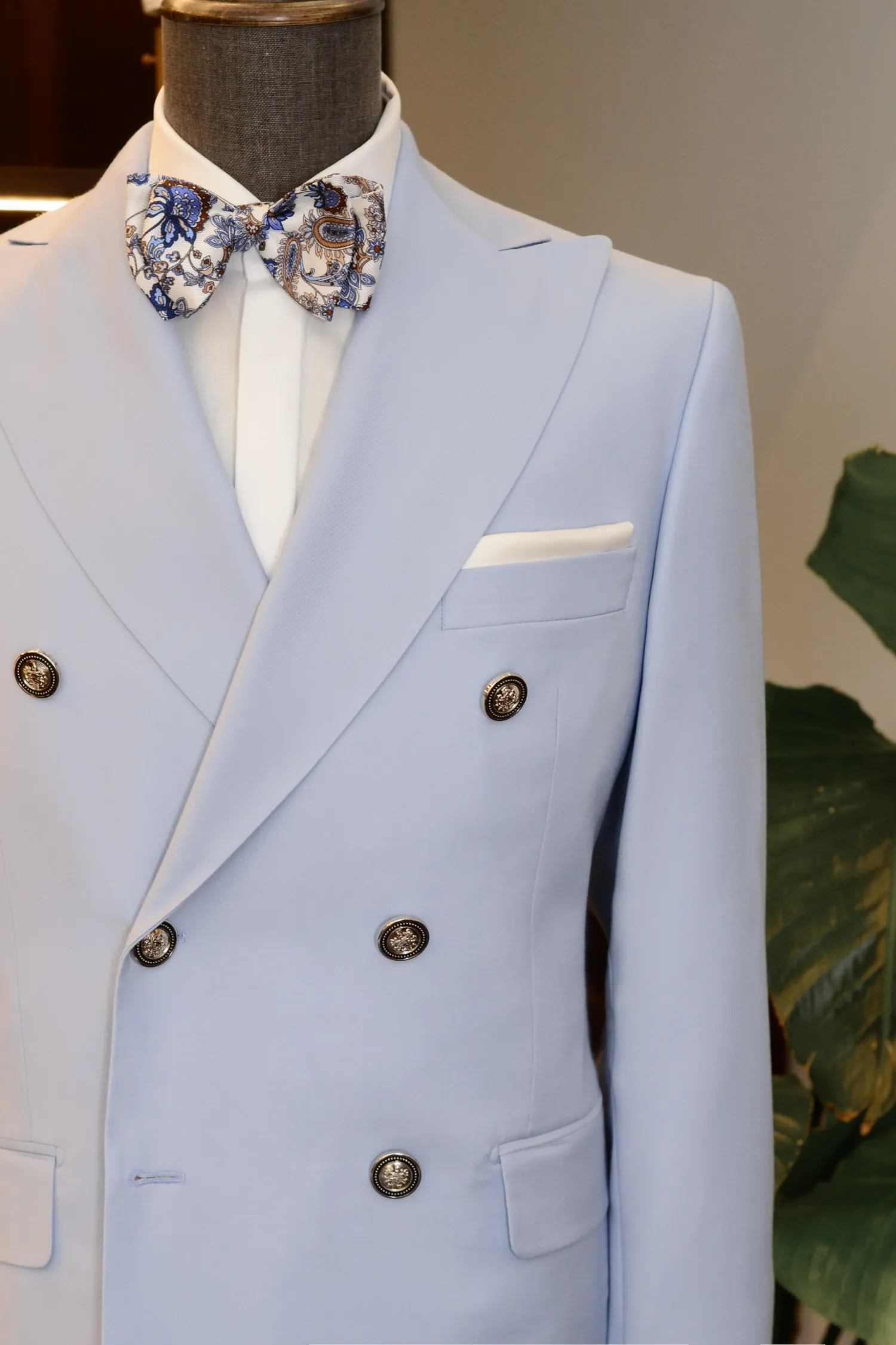 garnitur_baby_blue_dwurzędowy_srebrne_guziki_Fratteli_Tallia_di_Delfino_André_Grand_Kraków_Warszawa_Katowice