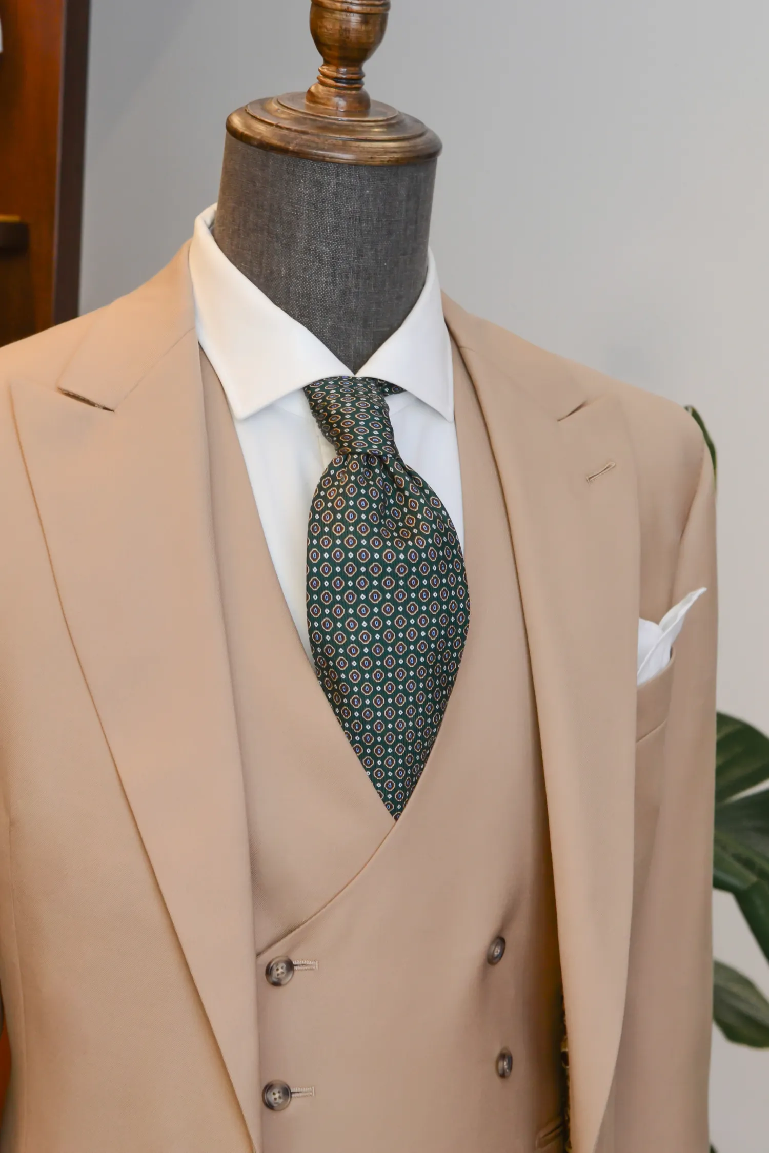 garnitur_beżowy_kamizelka_dwurzędowa_Fratteli_Tallia_di_Delfino_jedwabna_podszewka_André_Grand_Kraków_Warszawa_Katowice