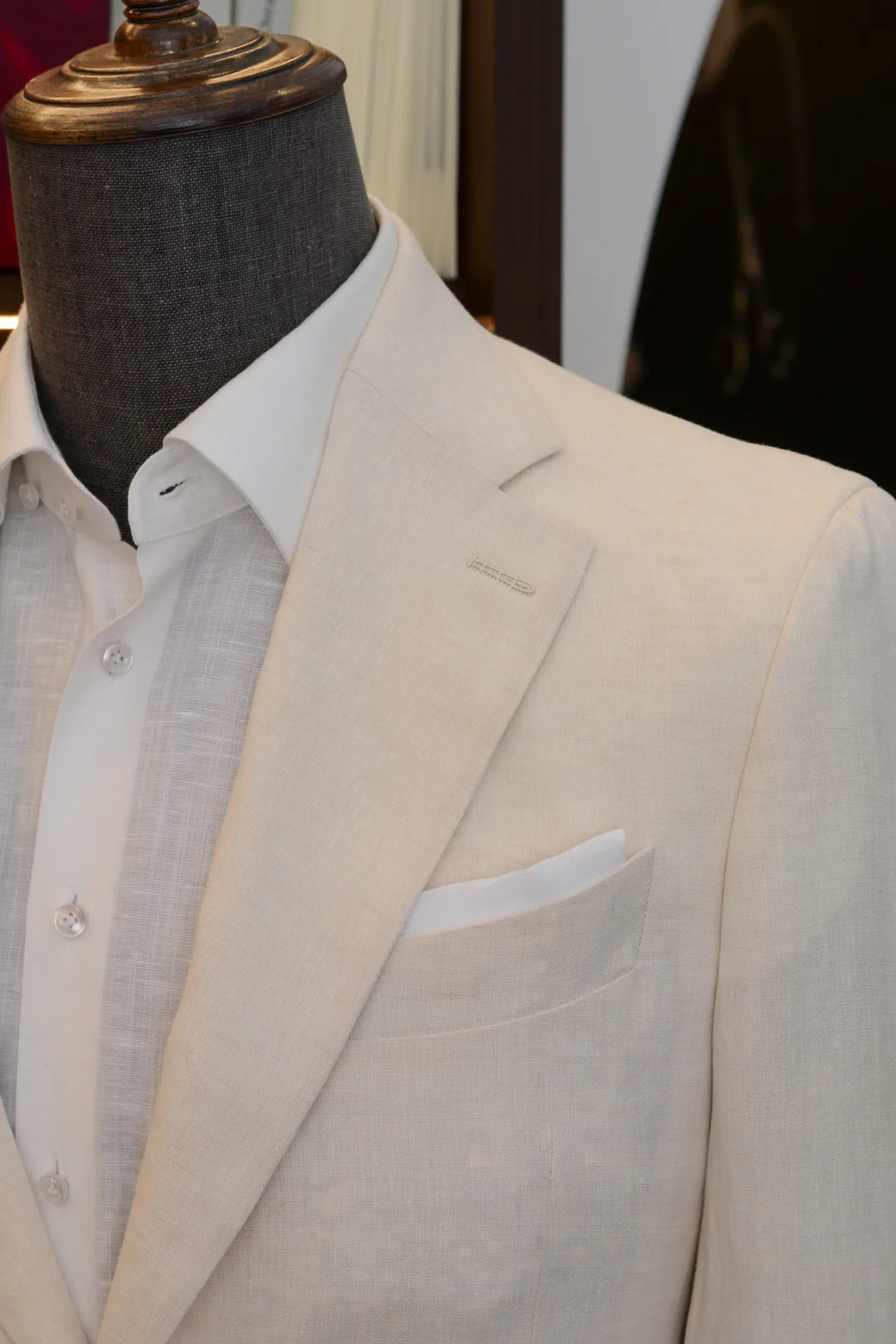 lniany_garnitur_na_miarę_ręczne_wykończenia_neapolitański_rękaw_koszula_lniana_André_Grand_Kraków_Warszawa_Katowice