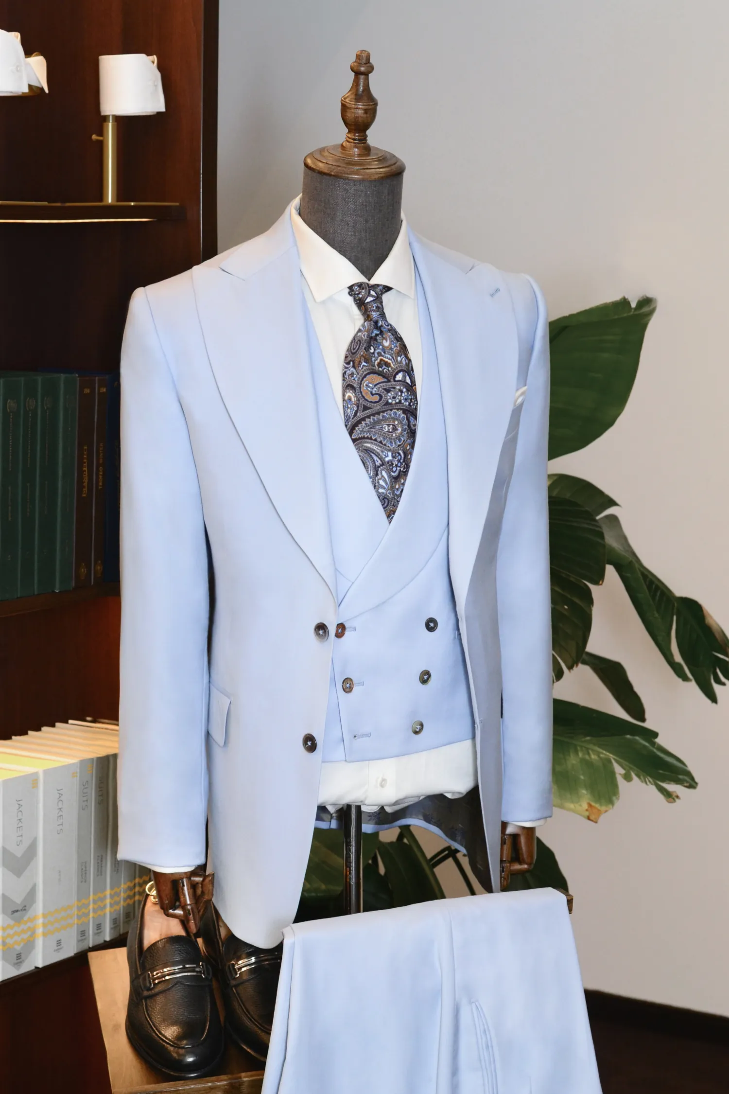 błękitny_garnitur_szeroka_klapa_szpic_kamizelka_szalowa_bowler_sleeve_André_Grand_Kraków_Warszawa_Katowice