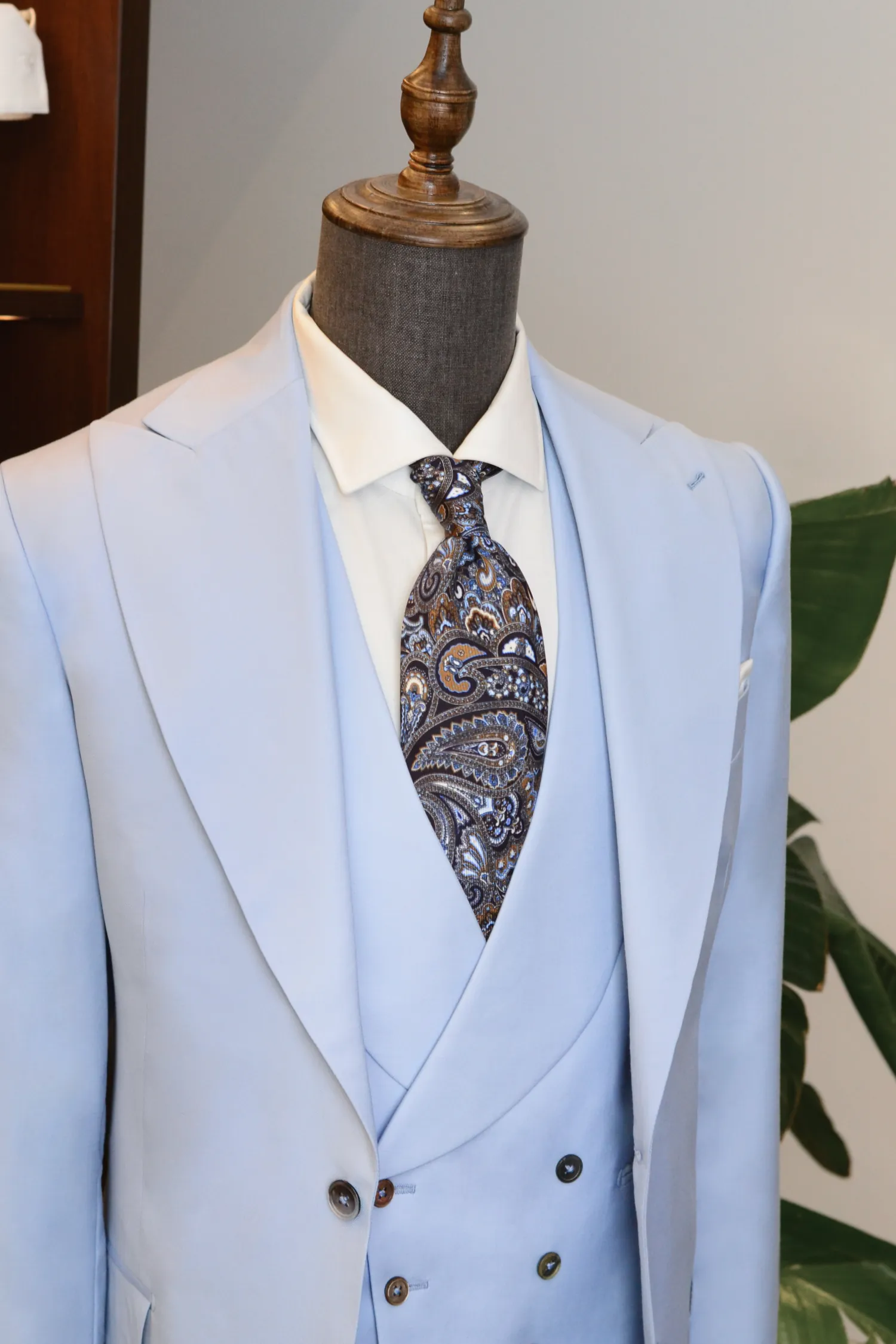 błękitny_garnitur_szeroka_klapa_szpic_kamizelka_szalowa_bowler_sleeve_André_Grand_Kraków_Warszawa_Katowice