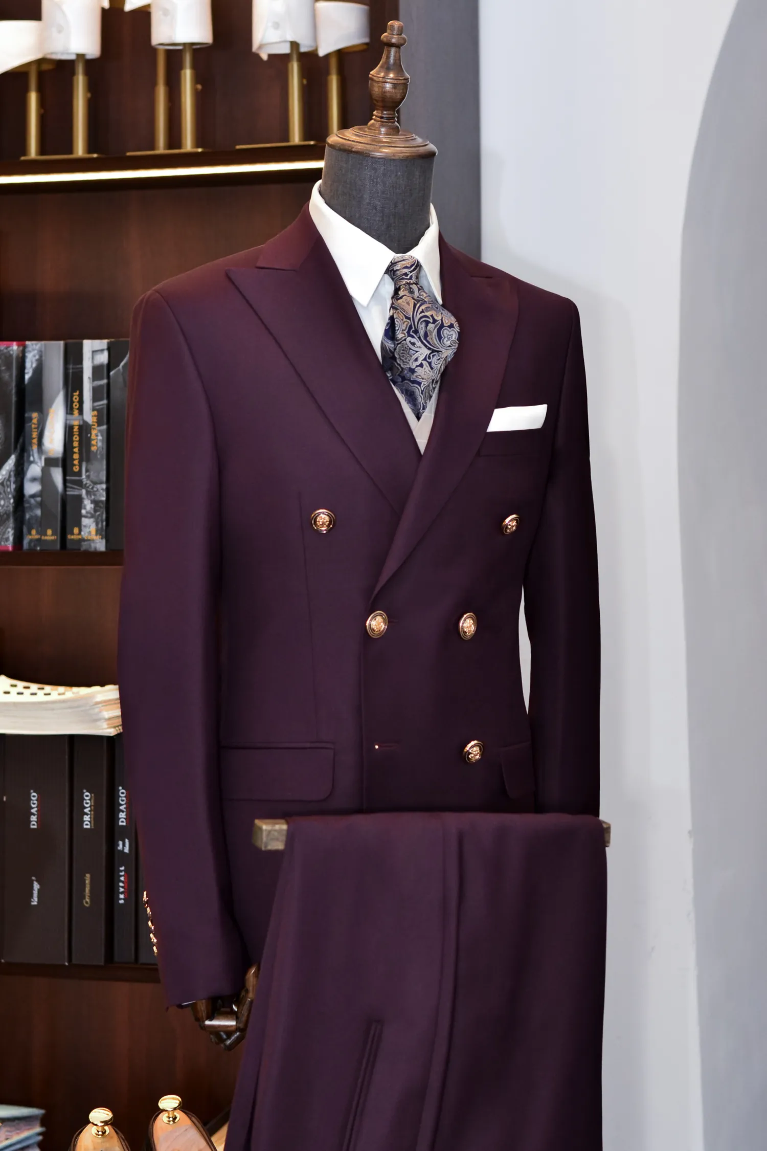 dwurzędowy_garnitur_śliwka_Carnet_złote_guziki_André_Grand_Kraków_Warszawa_Katowice