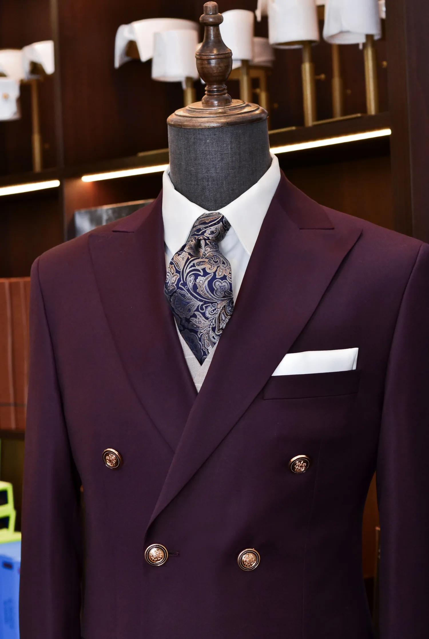 dwurzędowy_garnitur_śliwka_Carnet_złote_guziki_André_Grand_Kraków_Warszawa_Katowice