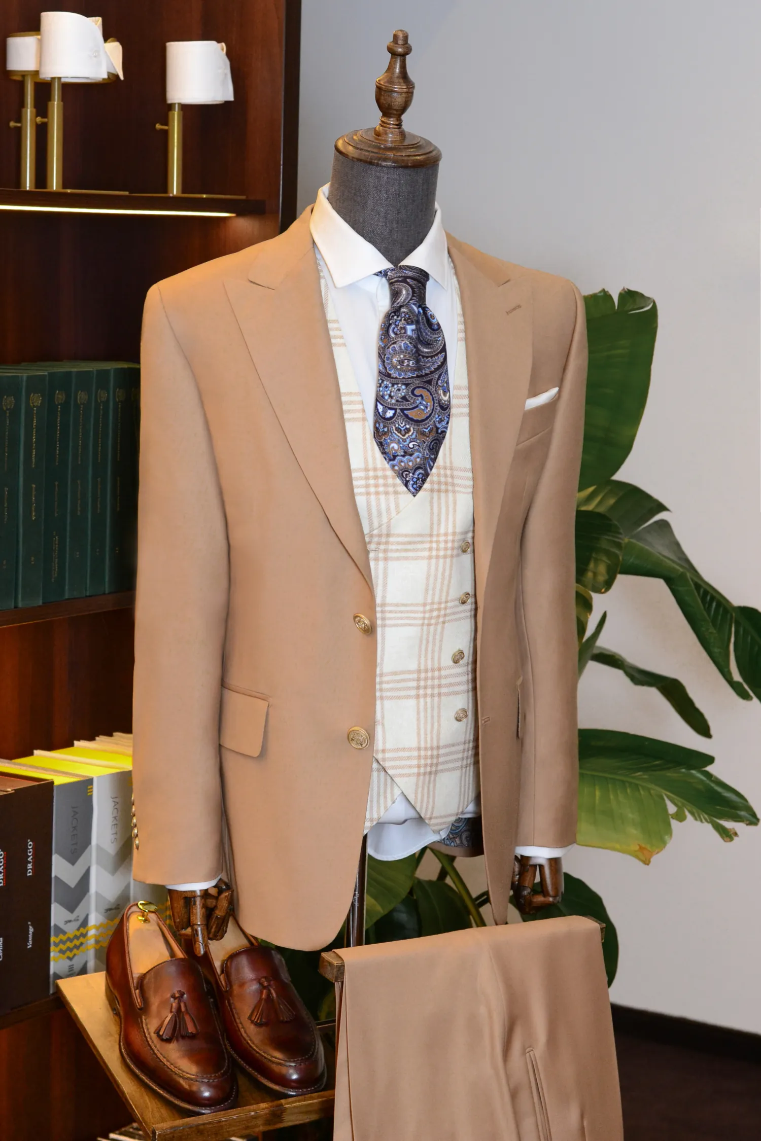 garnitur_beżowy_Fratteli_Tallia_di_Delfino_kamizelka_kontrastowa_André_Grand_Kraków_Warszawa_Katowice