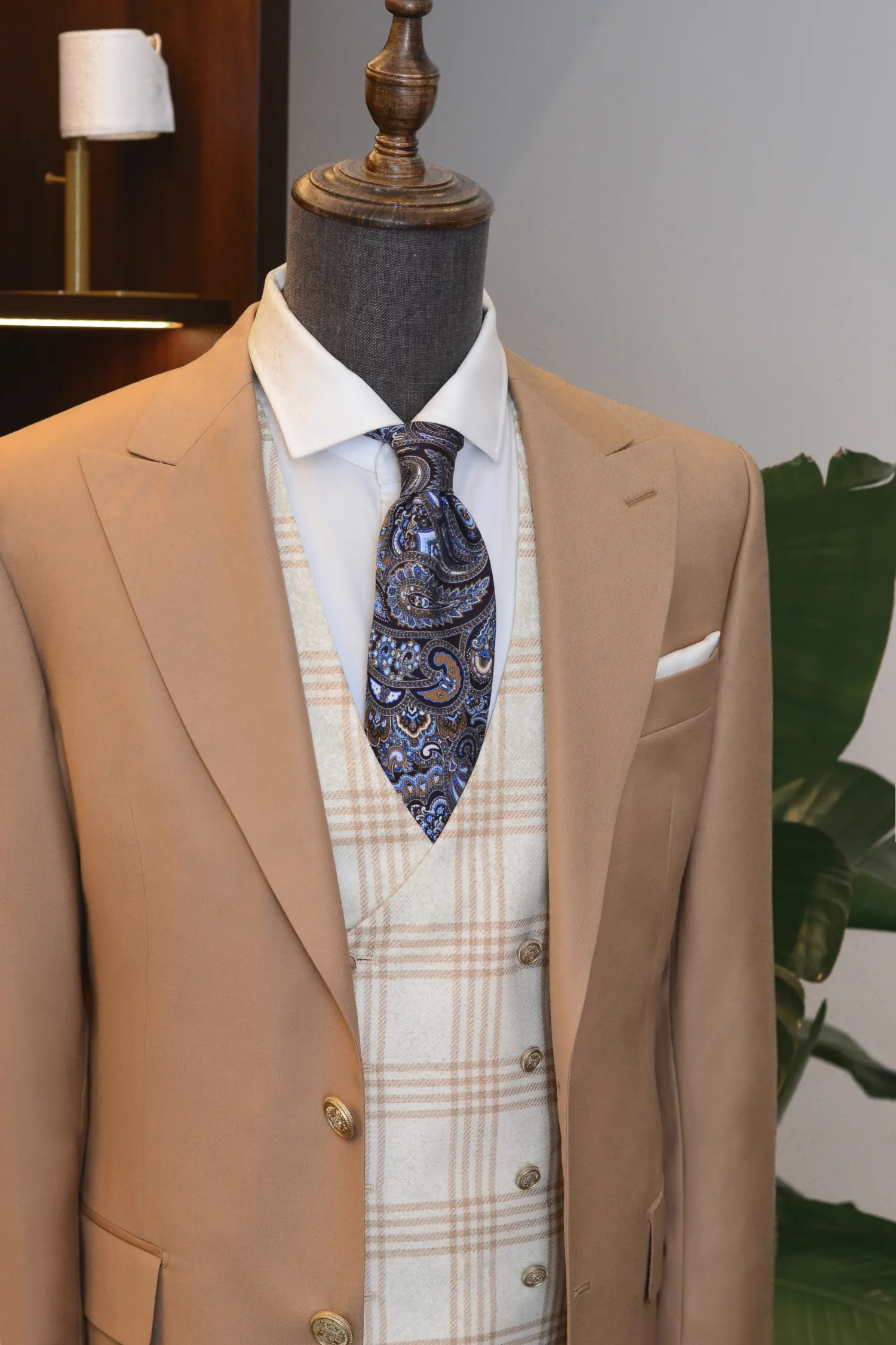 garnitur_beżowy_Fratteli_Tallia_di_Delfino_kamizelka_kontrastowa_André_Grand_Kraków_Warszawa_Katowice