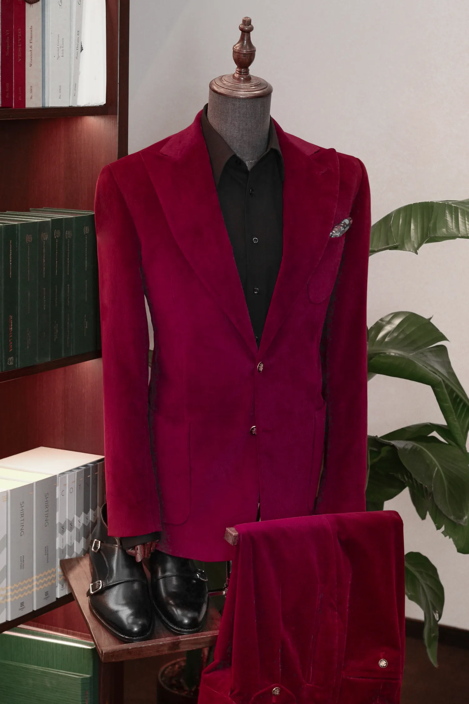 sztruksowy_garnitur_bordo_Ariston_boczne_zapięcie_zegarówka_André_Grand_Kraków_Warszawa_Katowice