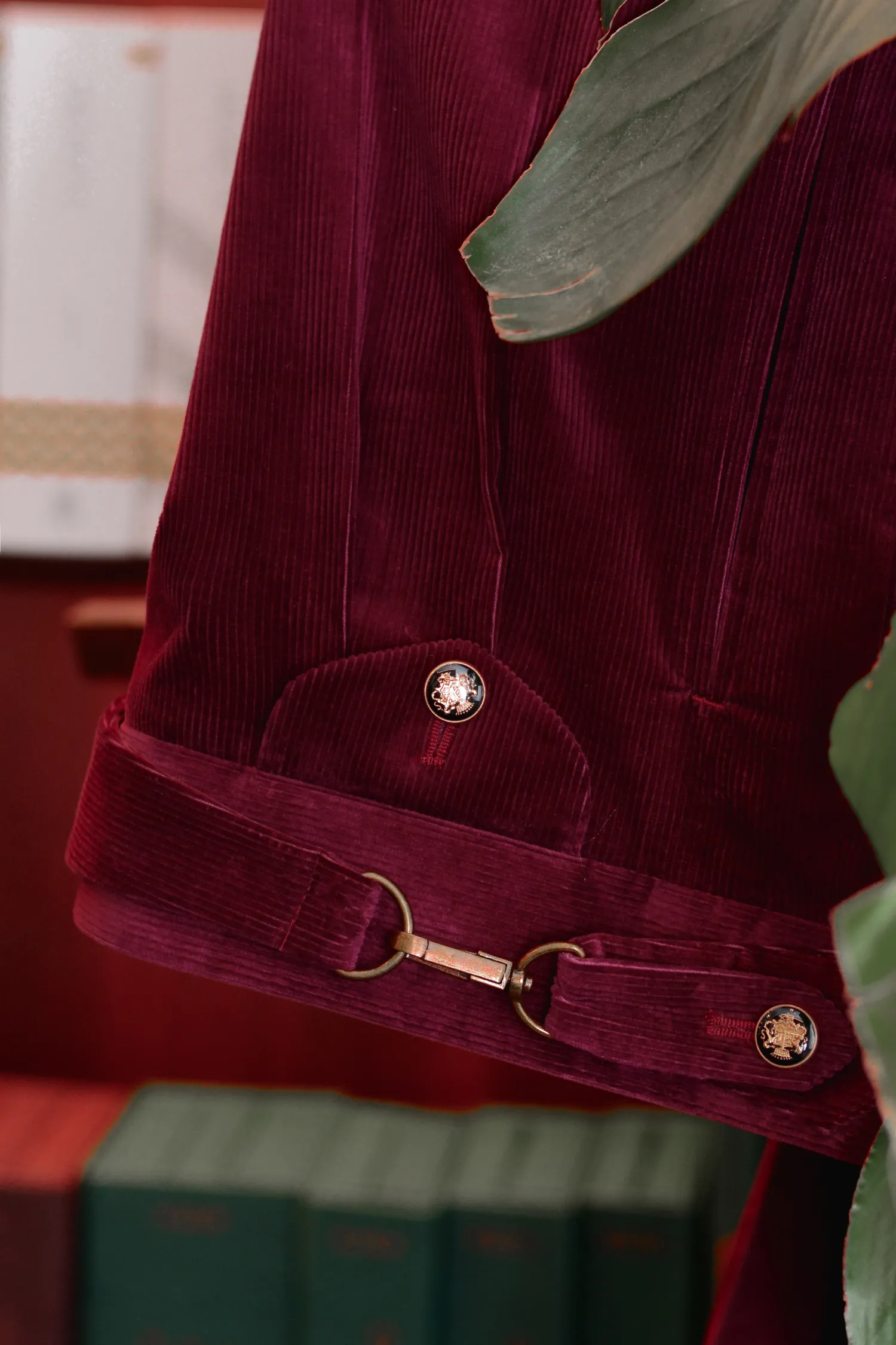 sztruksowy_garnitur_bordo_Ariston_boczne_zapięcie_zegarówka_André_Grand_Kraków_Warszawa_Katowice