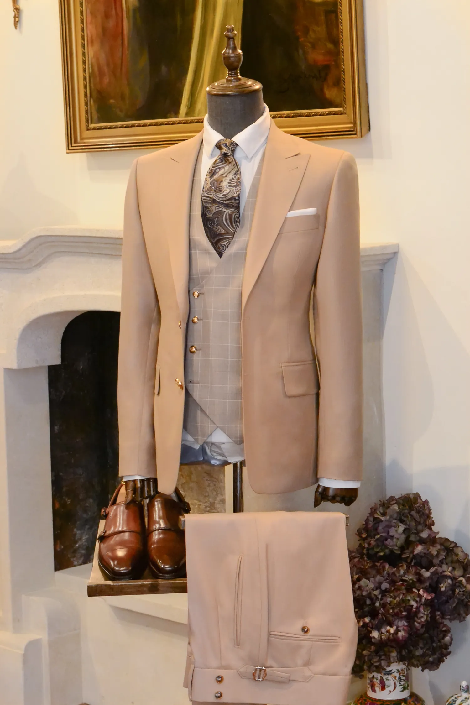beżowy_garnitur_na_miarę_Fratteli_Tallia_di_Delfino_Super130s_kamizelka_krata_André_Grand_Kraków_Warszawa_Katowice