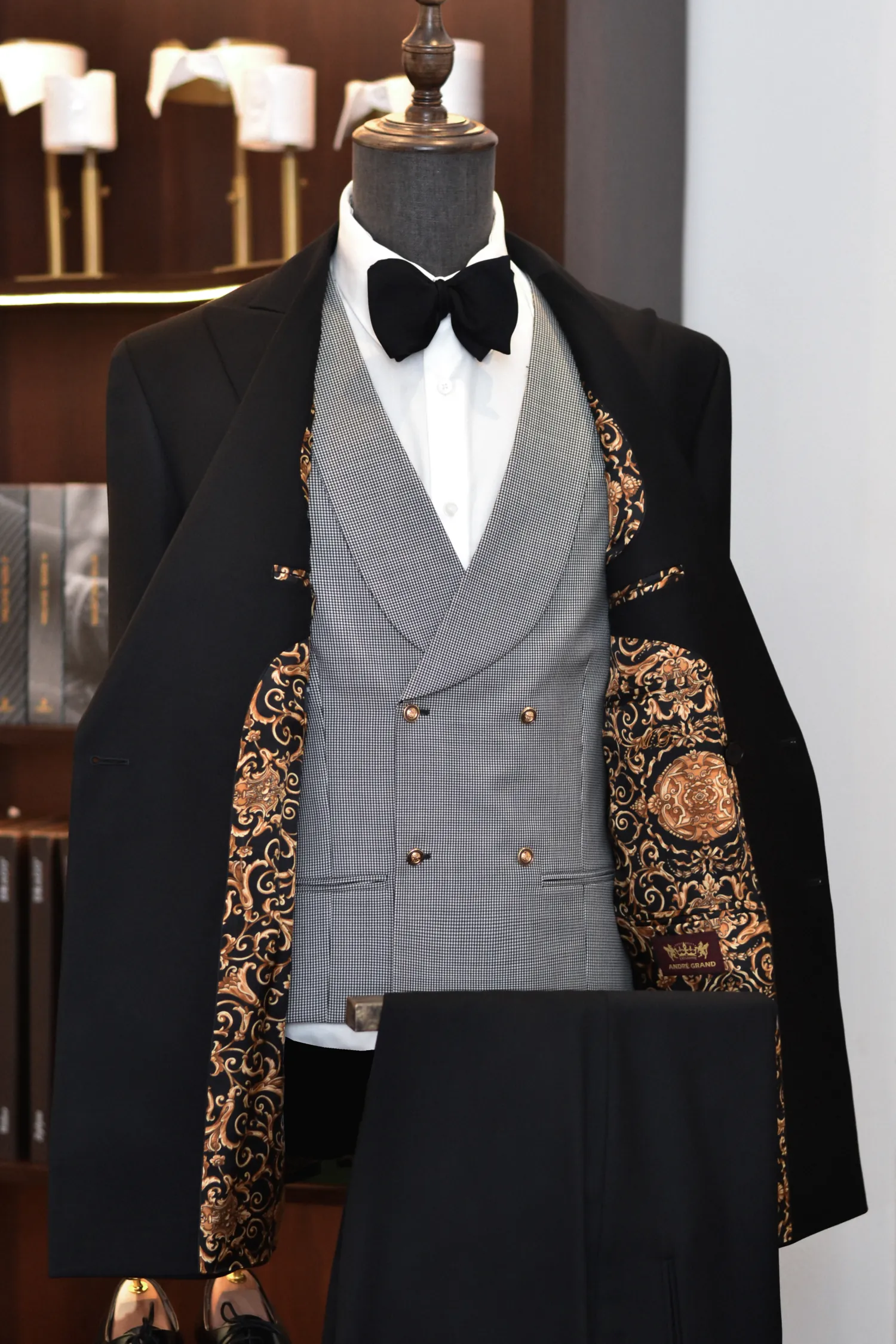 czarny_garnitur_dwurzędowy_złote_guziki_kamizelka_podszywka_André_Grand_Kraków_Warszawa_Katowice