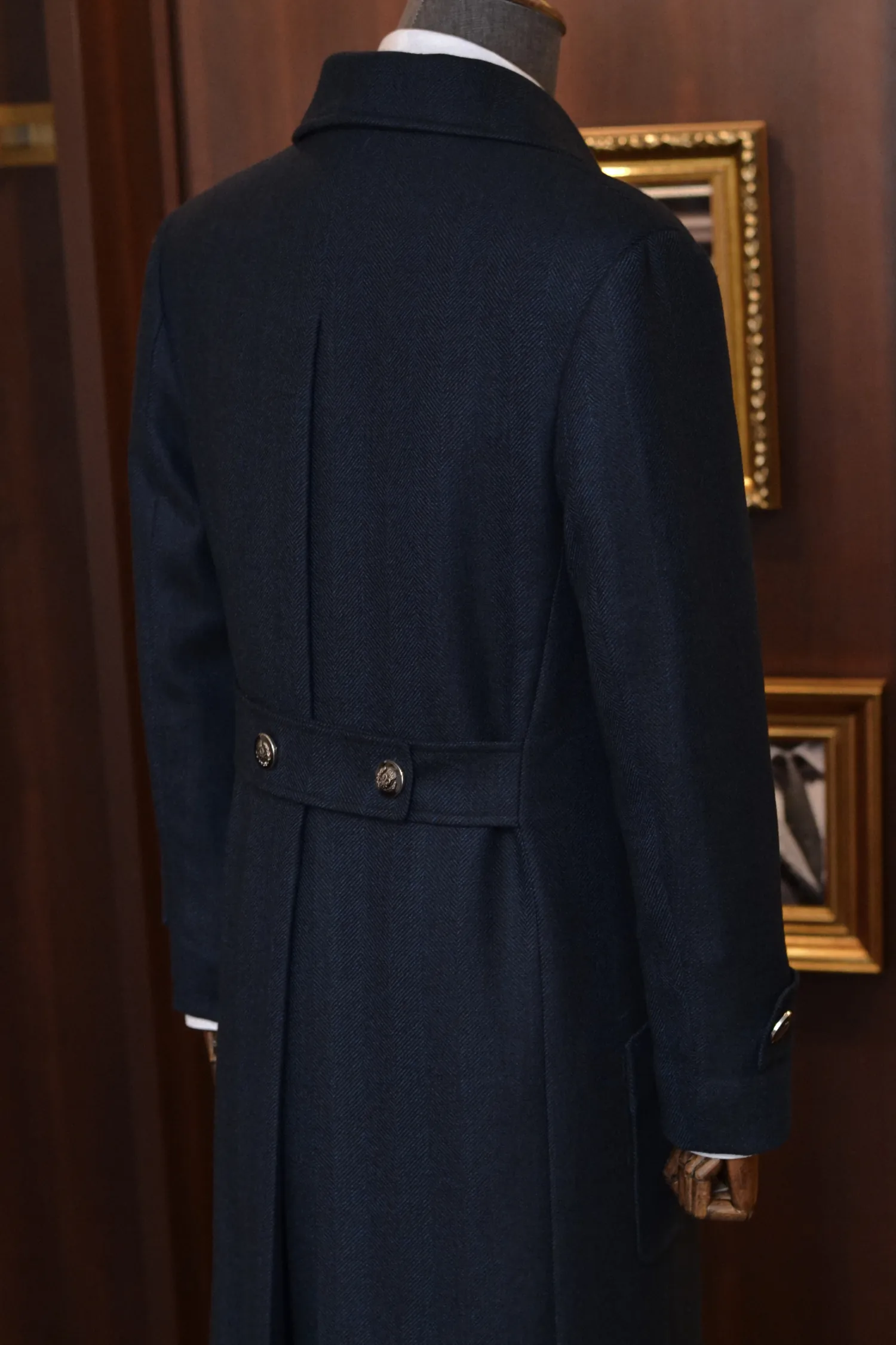 płaszcz_dwurzędowy_Fratteli_Tallia_di_Delfino_wełna_pasek_kontrafałda_André_Grand_Kraków_Warszawa