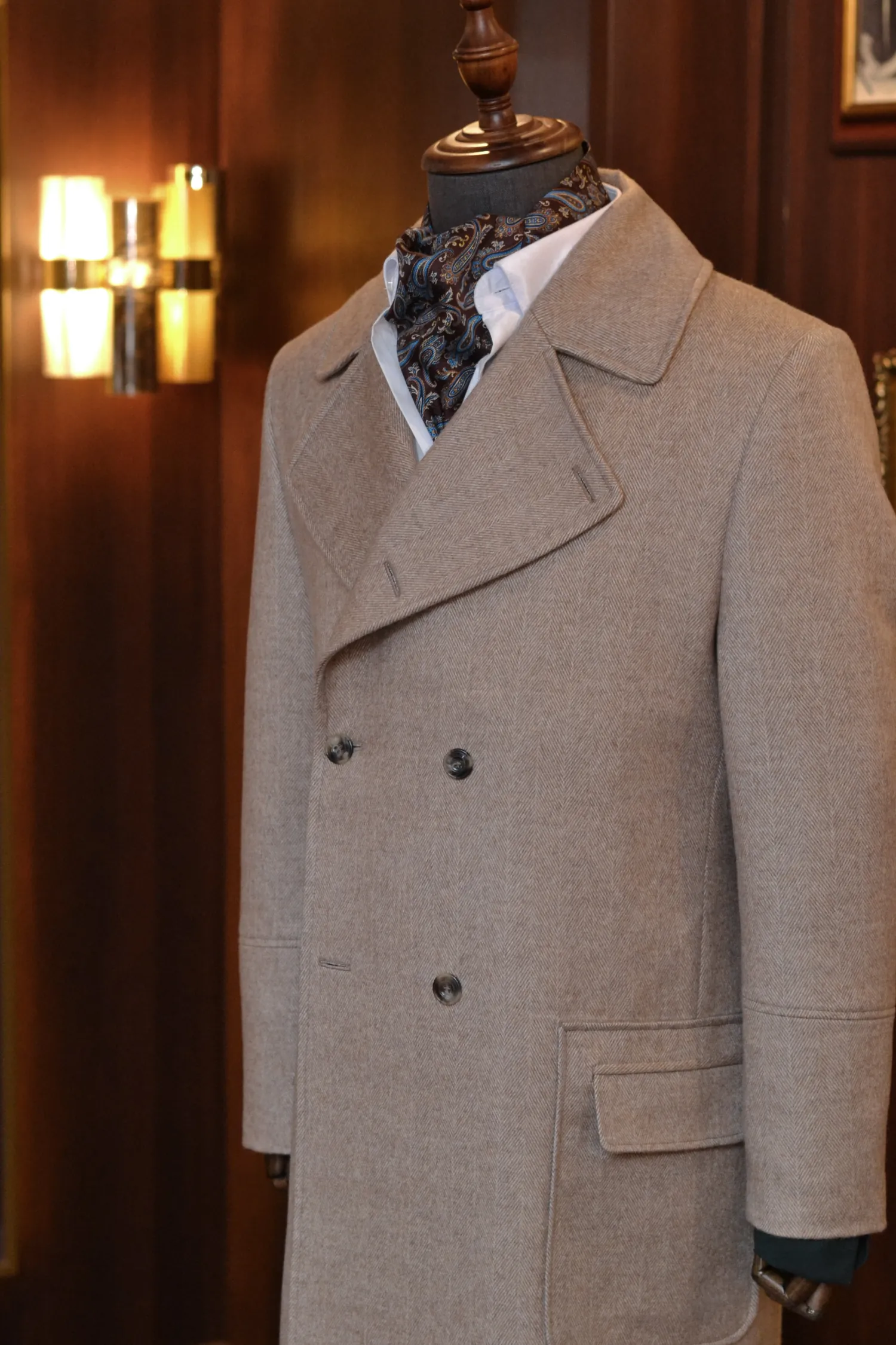 płaszcz_beżowy_jedwabna_podszewka_detale_na_miarę_André_Grand_Kraków_Warszawa