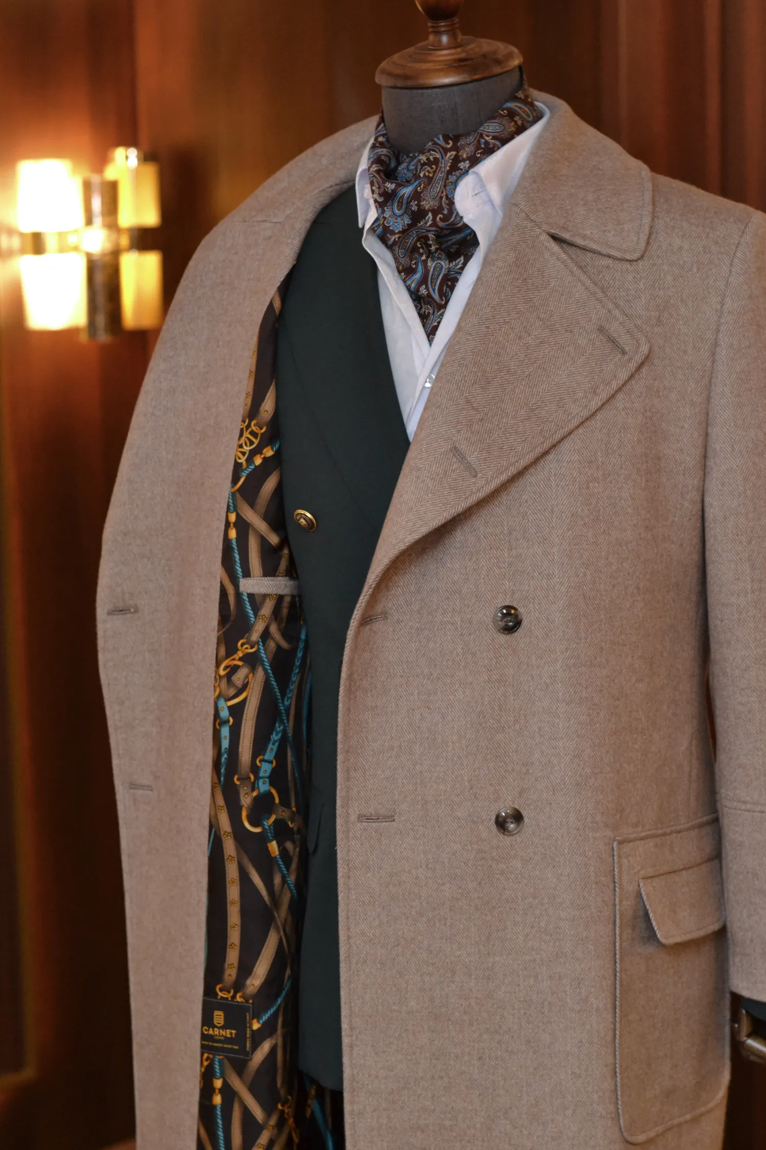 płaszcz_beżowy_jedwabna_podszewka_detale_na_miarę_André_Grand_Kraków_Warszawa