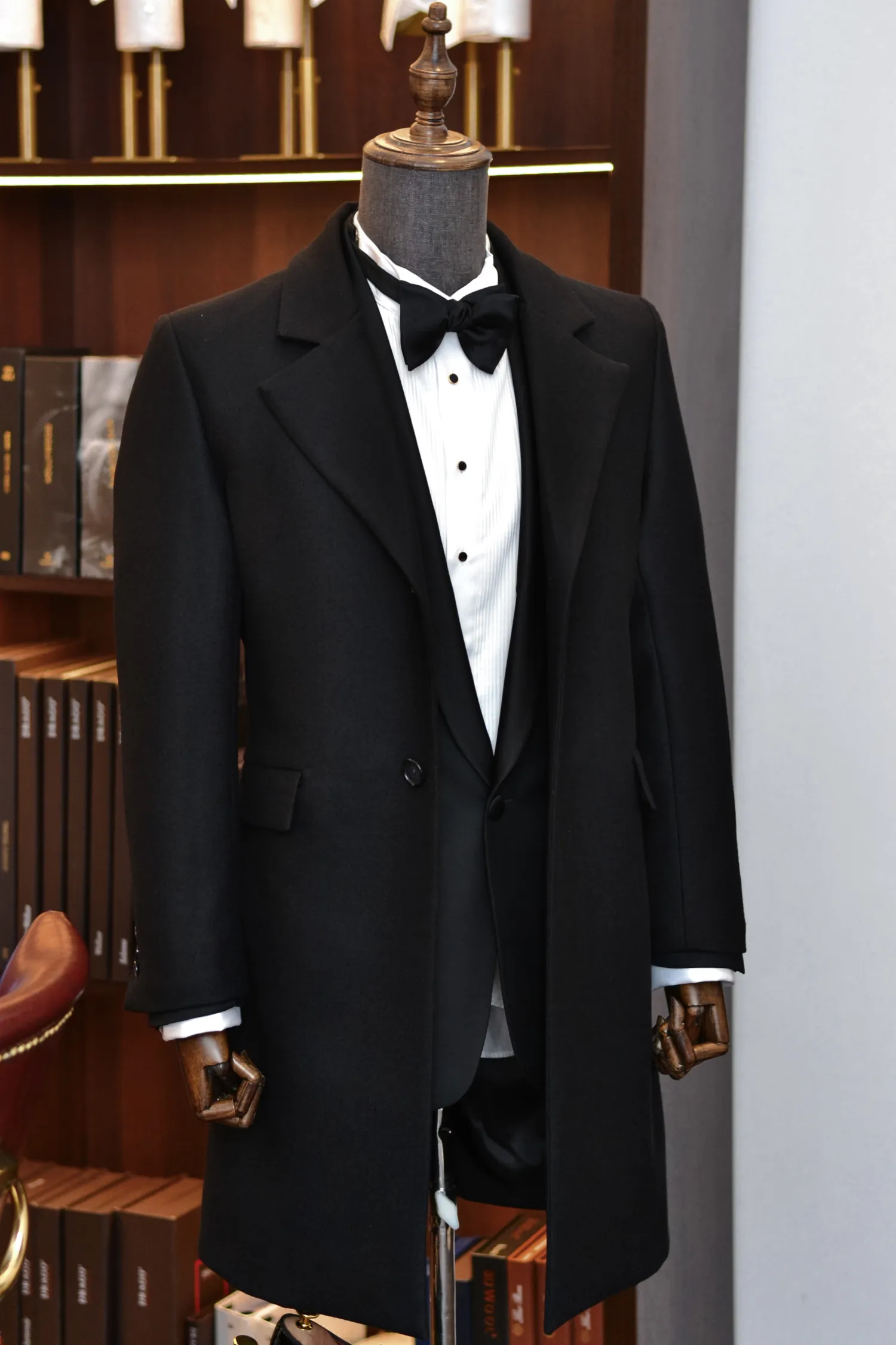 czarna_dyplomatka_klasyczny_płaszcz_do_garnituru_luksusowy_André_Grand_Kraków_Warszawa