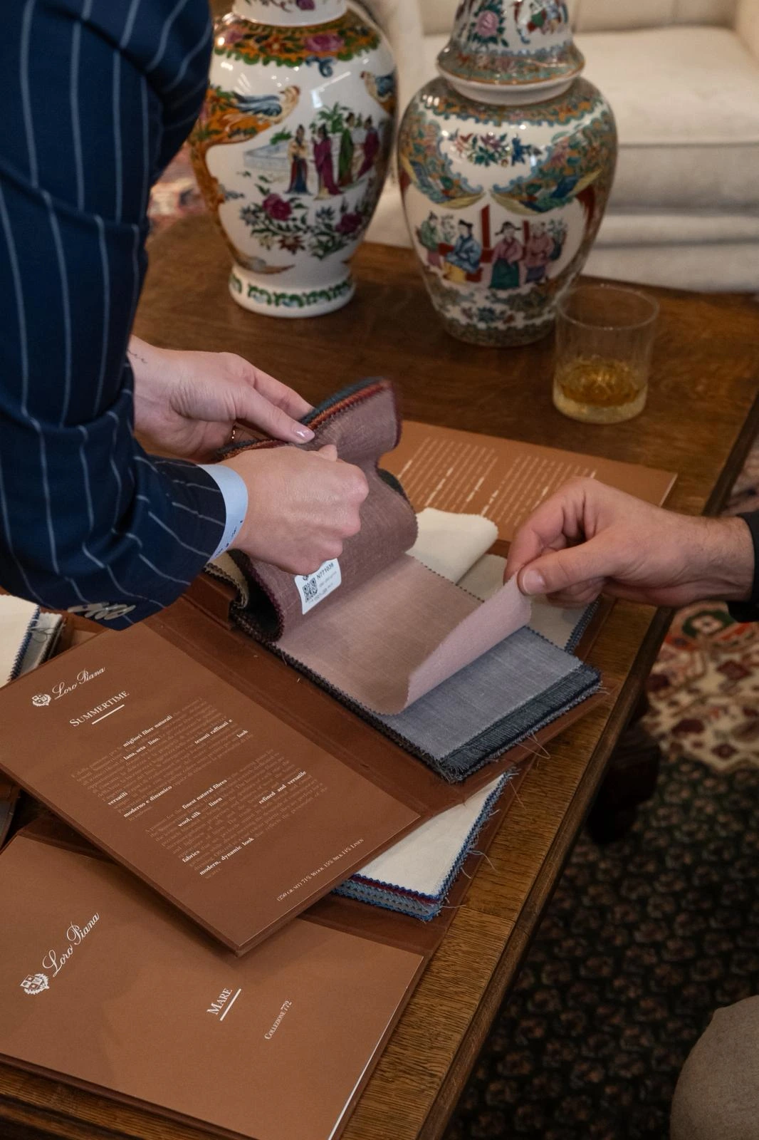 Wybór włoskich i angielskich tkanin, szycie garnituru na miarę w André Grand